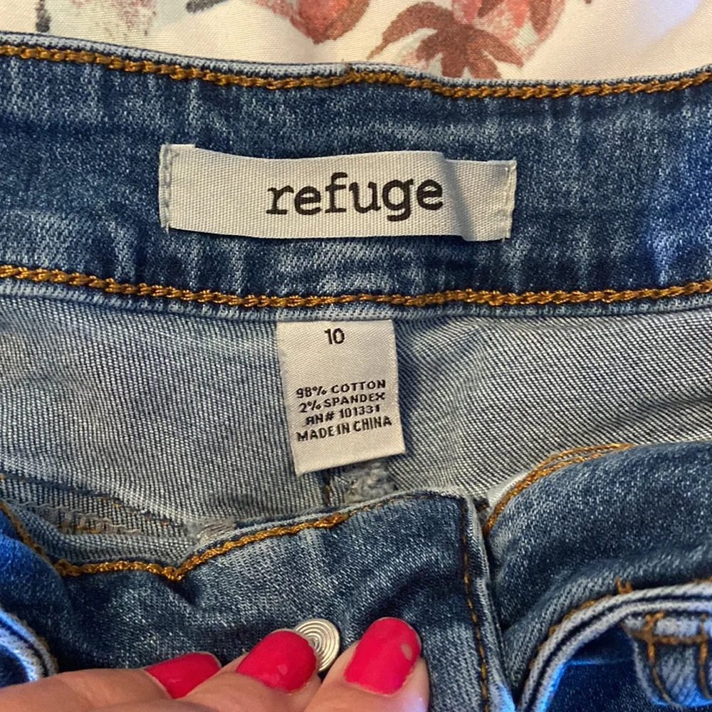 Lace up stretchy jean shorts. - Picture 4 of 5